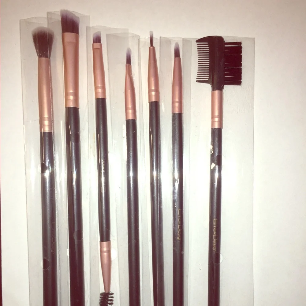 🔖NWT - Free Makeup Brushes W/ $50+ Purchase
